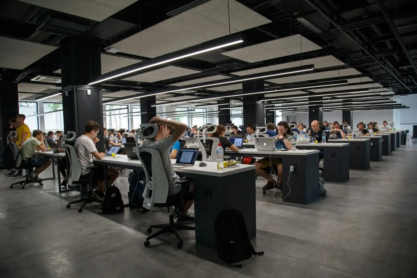 Open-plan office with many occupied desks – an external IT department for companies without their own IT