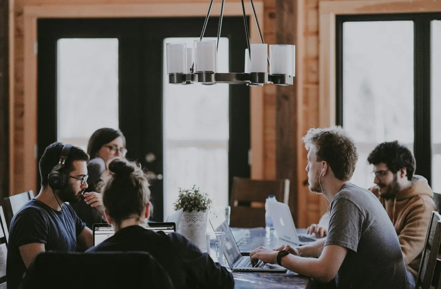 Team working together at a table with laptops – onboarding with devices and accounts prepared